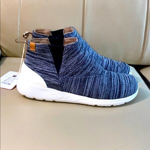 UIN  size 39 or 8 new with tags